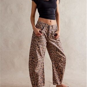 We The Free Good Luck Printed Barrel Jeans size 27 Free People